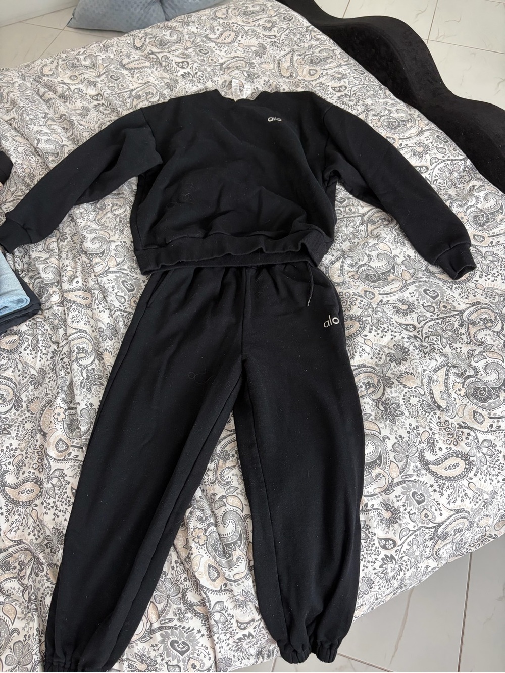 ALO Yoga Black Sweatshirt and Drawstring Joggers Set